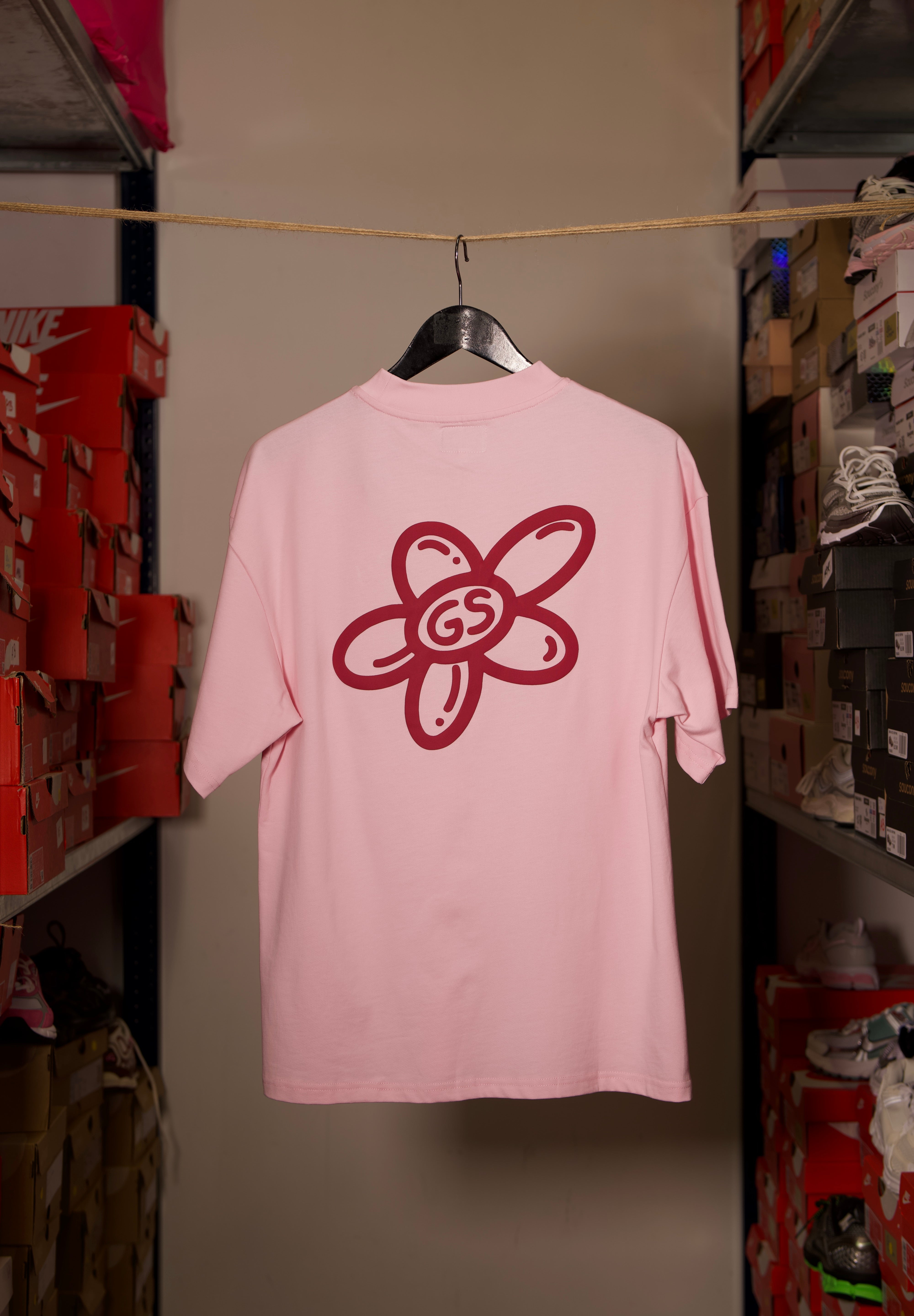 T-shirt Global Sneakers Unity Bloom en coton premium 230 g fabriqué au Portugal, avec logo brodé sur la poitrine et fleur GS en Puff Print au dos, disponible en Blanc, Rose, Vert et Lila.