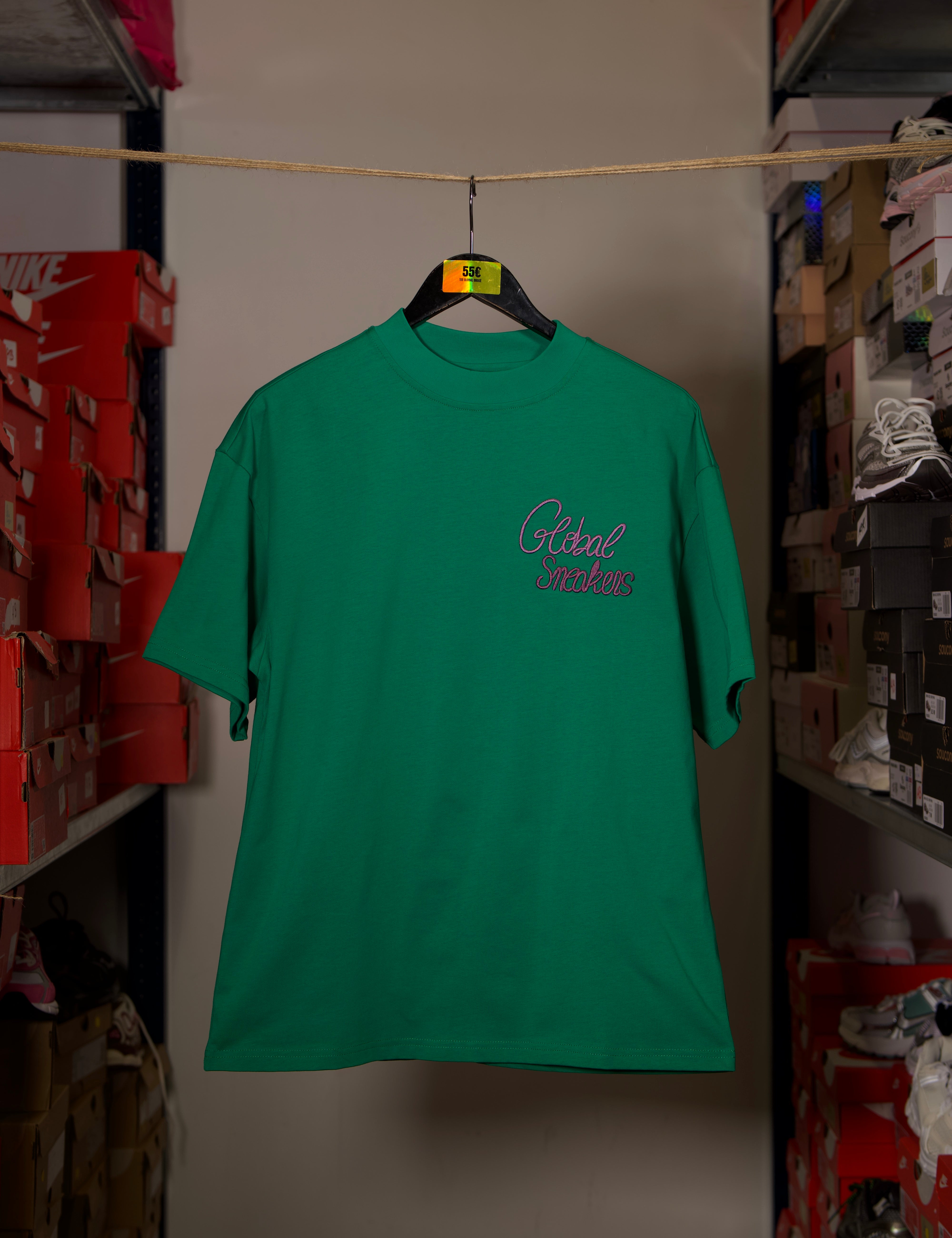 T-shirt Global Sneakers Unity Bloom en coton premium 230 g fabriqué au Portugal, avec logo brodé sur la poitrine et fleur GS en Puff Print au dos, disponible en Blanc, Rose, Vert et Lila.