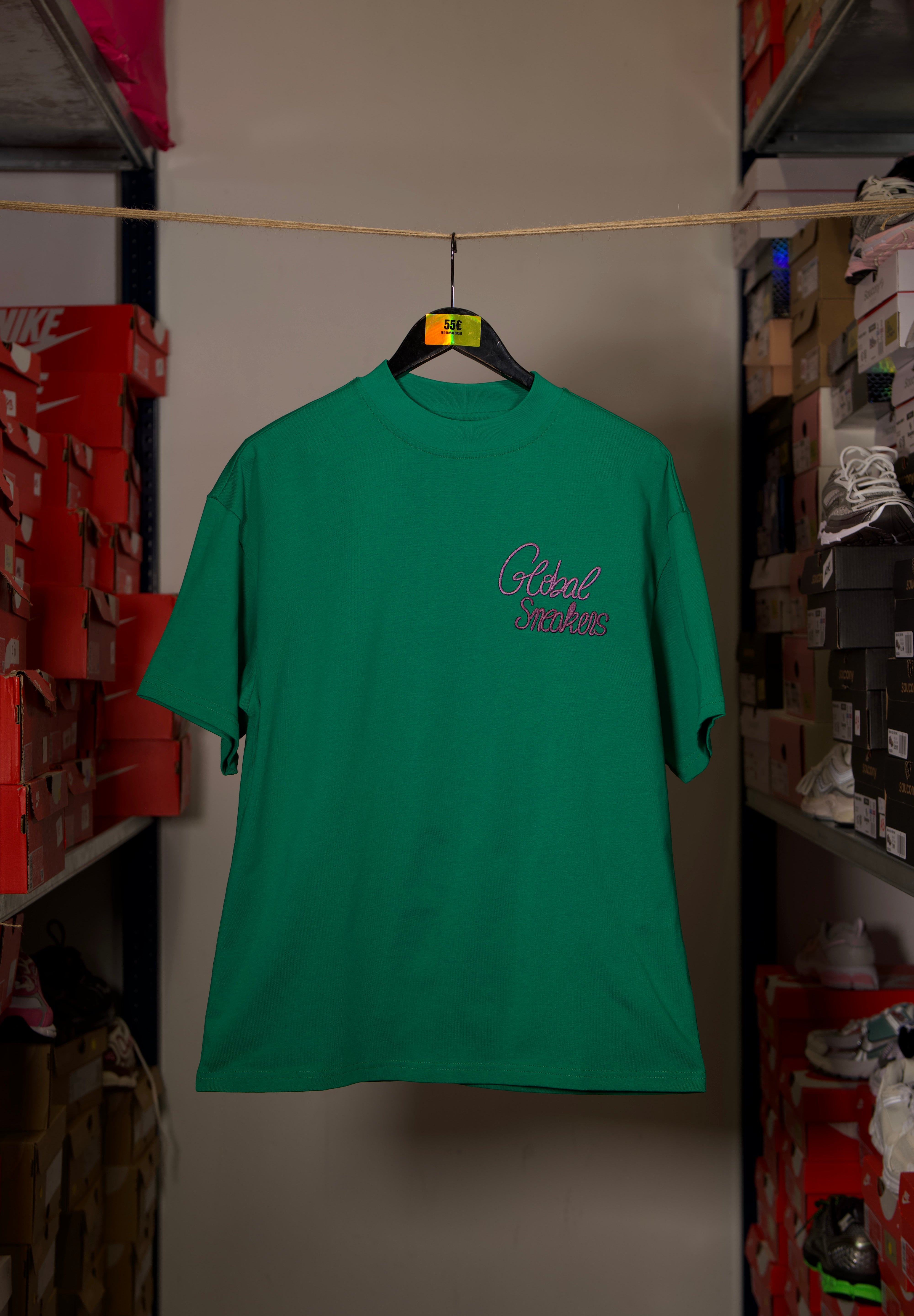 T-shirt Global Sneakers Unity Bloom en coton premium 230 g fabriqué au Portugal, avec logo brodé sur la poitrine et fleur GS en Puff Print au dos, disponible en Blanc, Rose, Vert et Lila.