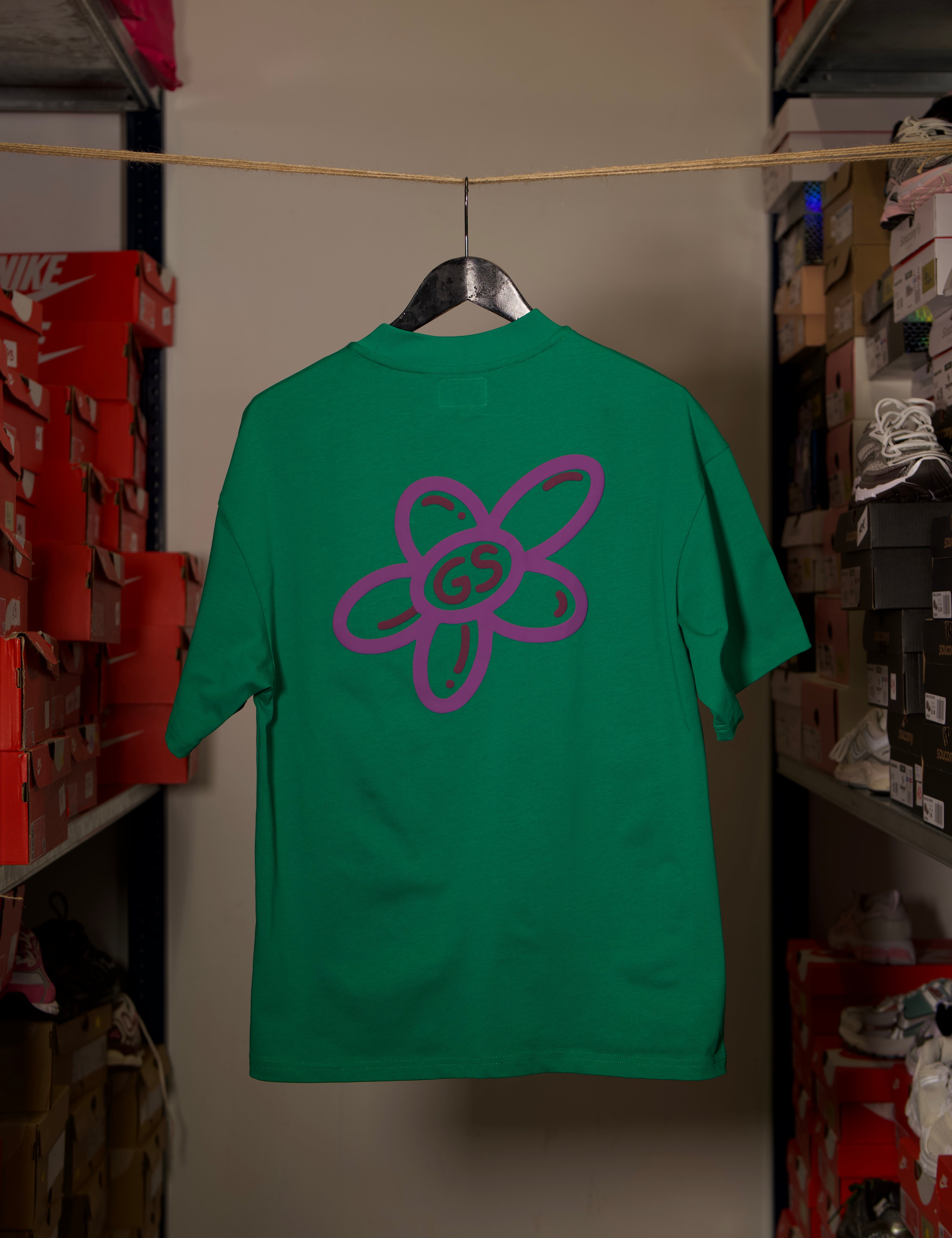 T-shirt Global Sneakers Unity Bloom en coton premium 230 g fabriqué au Portugal, avec logo brodé sur la poitrine et fleur GS en Puff Print au dos, disponible en Blanc, Rose, Vert et Lila.