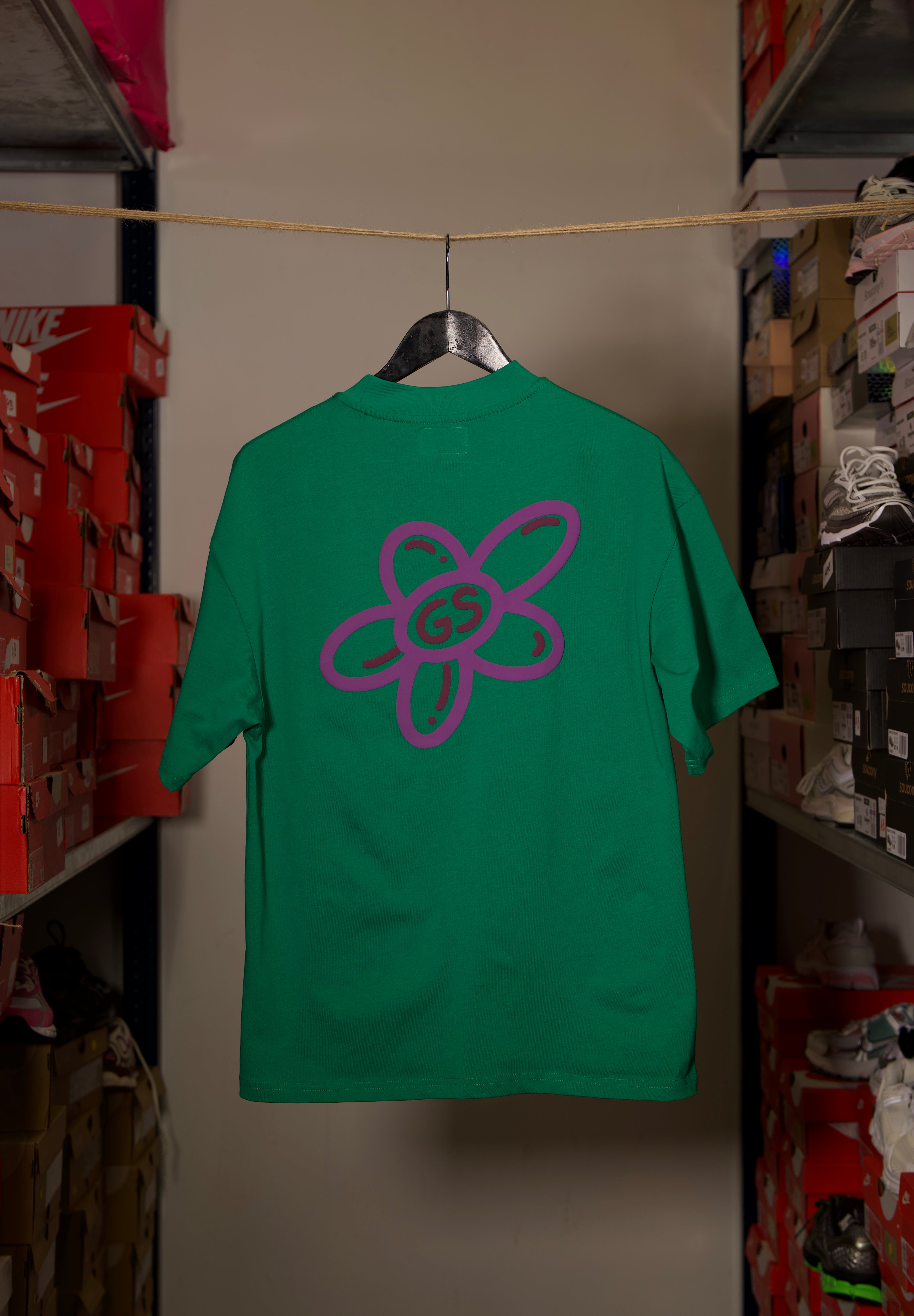 T-shirt Global Sneakers Unity Bloom en coton premium 230 g fabriqué au Portugal, avec logo brodé sur la poitrine et fleur GS en Puff Print au dos, disponible en Blanc, Rose, Vert et Lila.