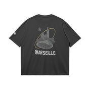 T-shirt noir Global Sneakers x Ailleurs/Higher Marseille – sérigraphie blanche et dorée avec monuments marseillais", vue de dos logo marseille et monuments de la ville