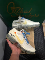 Nike Air VaporMax Off-White 2018 d’occasion en état 8,5/10, mesh noir, détails déconstructifs, semelle transparente, sneaker avec boîte.

