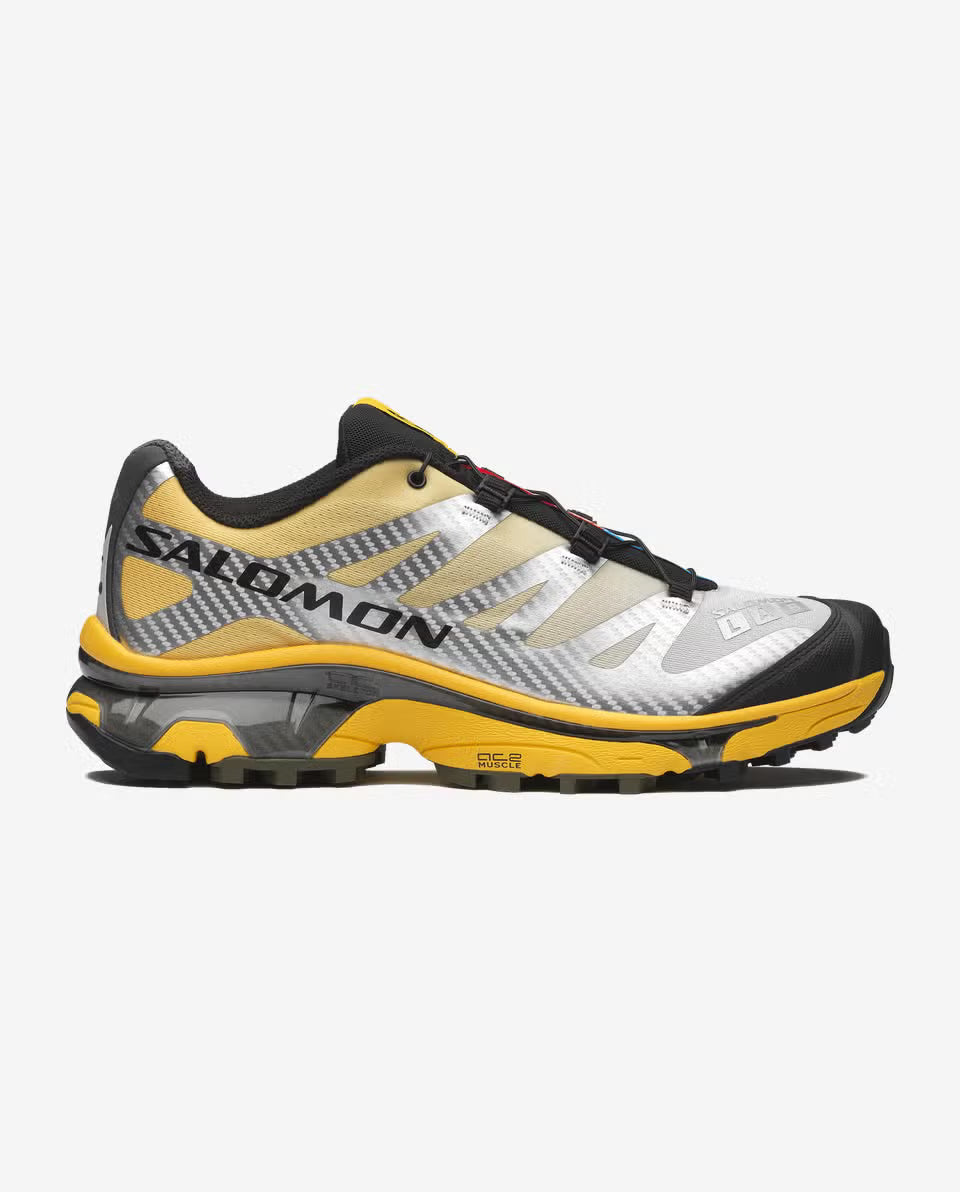 Salomon XT-4 OG Silver Black Lemon avec tige en maille respirante argentée, renforts noirs, détails Lemon, système Quicklace™ et semelle Contagrip® à crampons. 
