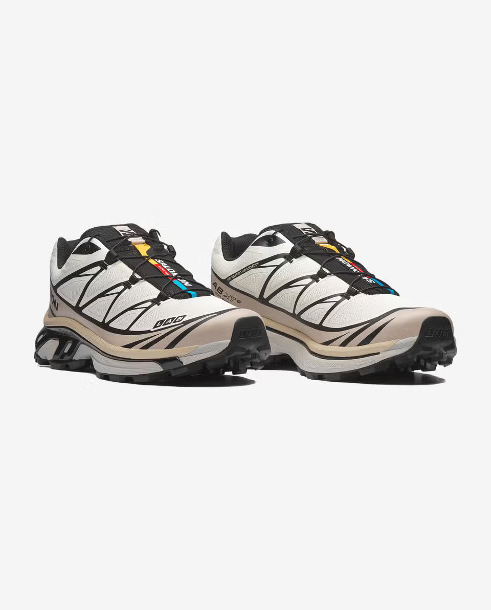 Salomon XT-6 Vanilla Ice Black Silver Cloud avec tige en mesh technique respirant, empiècements synthétiques crème, noirs et argentés, système Quicklace™ et semelle Contagrip® vue de 3/4 face. 