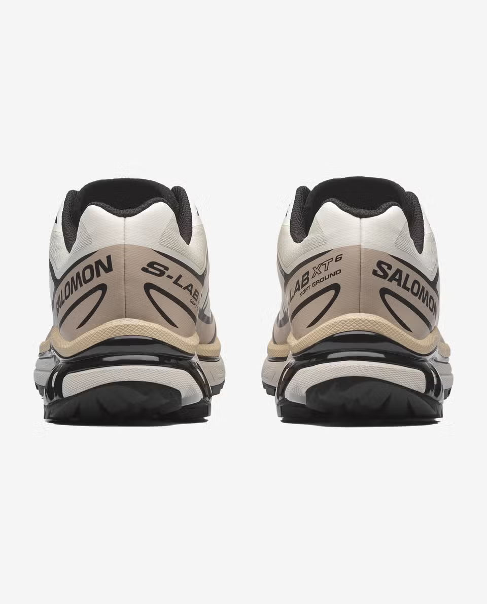 Salomon XT-6 Vanilla Ice Black Silver Cloud avec tige en mesh technique respirant, empiècements synthétiques crème, noirs et argentés, système Quicklace™ et semelle Contagrip® vue de derrière. 