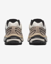 Salomon XT-6 Vanilla Ice Black Silver Cloud avec tige en mesh technique respirant, empiècements synthétiques crème, noirs et argentés, système Quicklace™ et semelle Contagrip® vue de derrière. 