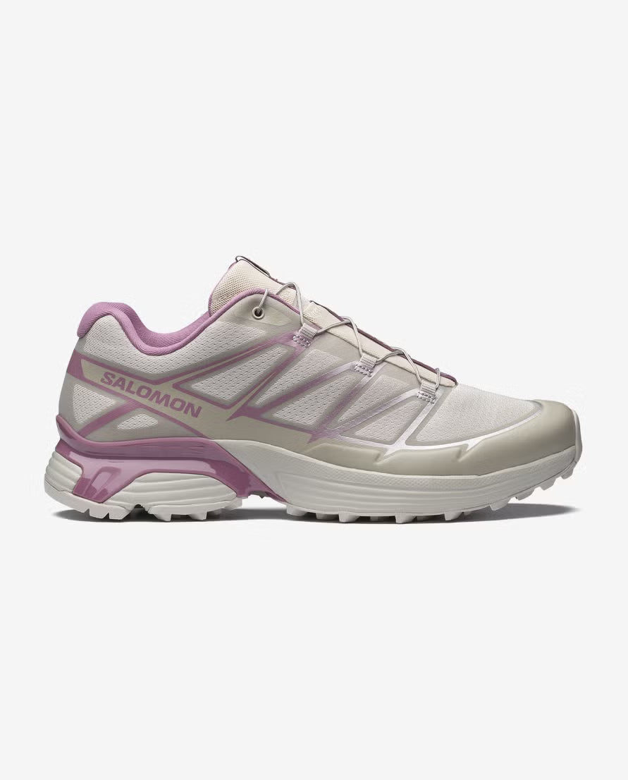 Sneakers Salomon XT-Pathway 2 en maille respirante avec renforts synthétiques, coloris Silver Cloud et Dusky Orchid, laçage Quicklace et semelle technique trail.