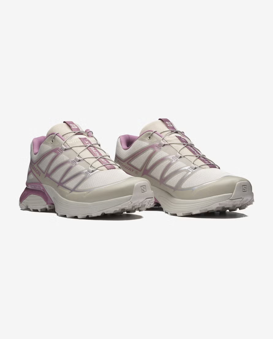 Sneakers Salomon XT-Pathway 2 en maille respirante avec renforts synthétiques, coloris Silver Cloud et Dusky Orchid, laçage Quicklace et semelle technique trail.