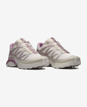 Sneakers Salomon XT-Pathway 2 en maille respirante avec renforts synthétiques, coloris Silver Cloud et Dusky Orchid, laçage Quicklace et semelle technique trail.