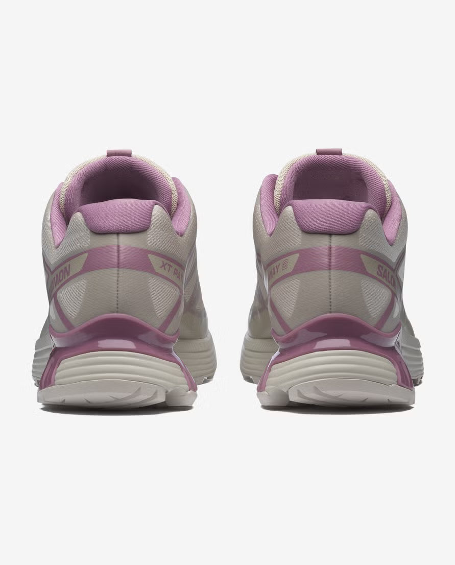 Sneakers Salomon XT-Pathway 2 en maille respirante avec renforts synthétiques, coloris Silver Cloud et Dusky Orchid, laçage Quicklace et semelle technique trail.