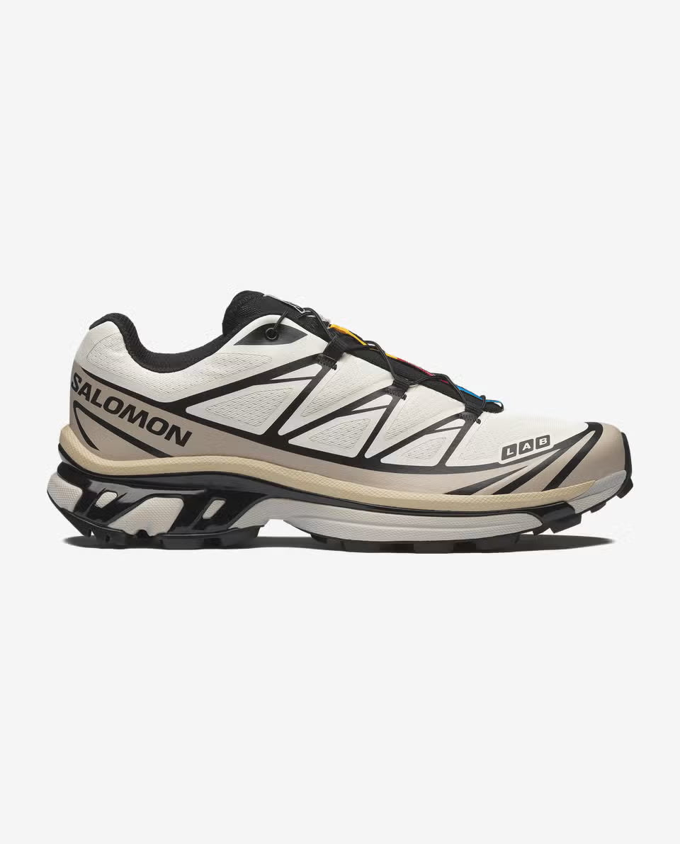 Salomon XT-6 Vanilla Ice Black Silver Cloud avec tige en mesh technique respirant, empiècements synthétiques crème, noirs et argentés, système Quicklace™ et semelle Contagrip® vue de profil. 