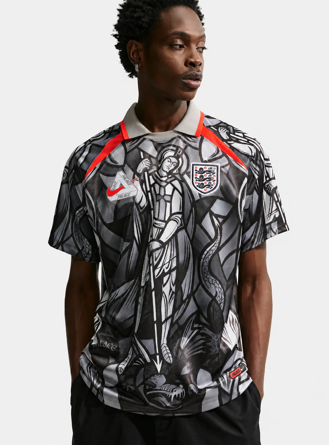 Palace x Nike England Dri-FIT Academy Pro Football Top Pewter Grey/Bright Crimson en polyester recyclé, technologie Nike Dri-FIT, base grise et détails rouge Bright Crimson.