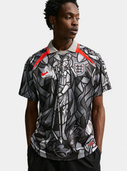 Palace x Nike England Dri-FIT Academy Pro Football Top Pewter Grey/Bright Crimson en polyester recyclé, technologie Nike Dri-FIT, base grise et détails rouge Bright Crimson.