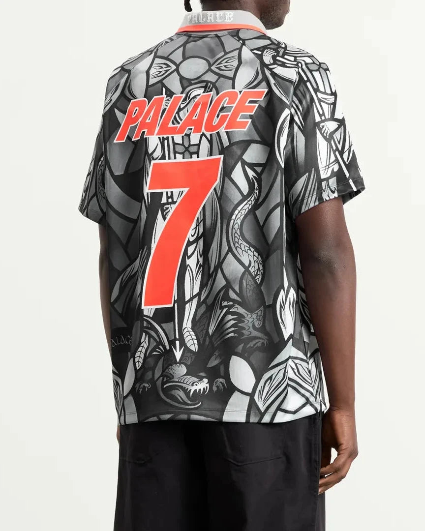 Palace x Nike England Dri-FIT Academy Pro Football Top Pewter Grey/Bright Crimson en polyester recyclé, technologie Nike Dri-FIT, base grise et détails rouge Bright Crimson.