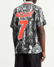 Palace x Nike England Dri-FIT Academy Pro Football Top Pewter Grey/Bright Crimson en polyester recyclé, technologie Nike Dri-FIT, base grise et détails rouge Bright Crimson.