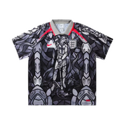 Palace x Nike England Dri-FIT Football Jersey Pewter Grey/Bright Crimson en polyester recyclé, technologie Nike Dri-FIT, base grise Pewter Grey et détails rouge Bright Crimson.