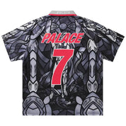 Palace x Nike England Dri-FIT Football Jersey Pewter Grey/Bright Crimson en polyester recyclé, technologie Nike Dri-FIT, base grise Pewter Grey et détails rouge Bright Crimson.