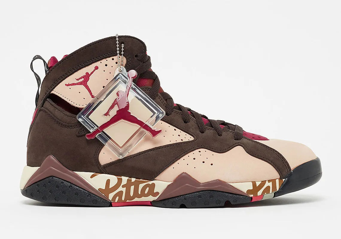 Air Jordan 7 Retro Patta Shimmer AT3375-200 en cuir et suède marron avec accents Tough Red, Jumpman brodé et branding Patta sur la semelle vue de profil. 