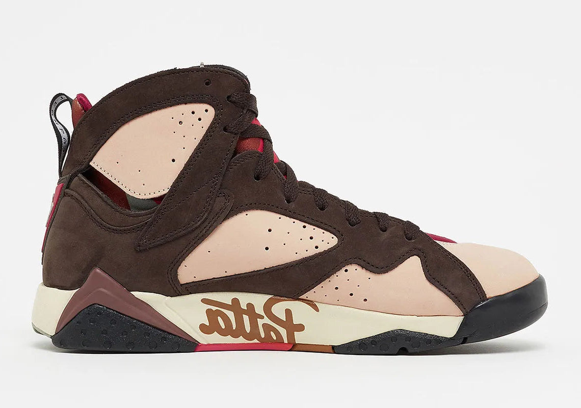 Air Jordan 7 Retro Patta Shimmer AT3375-200 en cuir et suède marron avec accents Tough Red, Jumpman brodé et branding Patta sur la semelle vue de profil intérieur. 