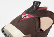 Vue zoomée sur l'arrière de la Air Jordan 7 Retro Patta Shimmer AT3375-200 en cuir et suède marron avec accents Tough Red, Jumpman brodé et branding Patta sur la semelle.