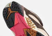 Air Jordan 7 Retro Patta Shimmer AT3375-200 en cuir et suède marron avec accents Tough Red, Jumpman brodé et branding Patta sur la semelle vue de dessous. 
