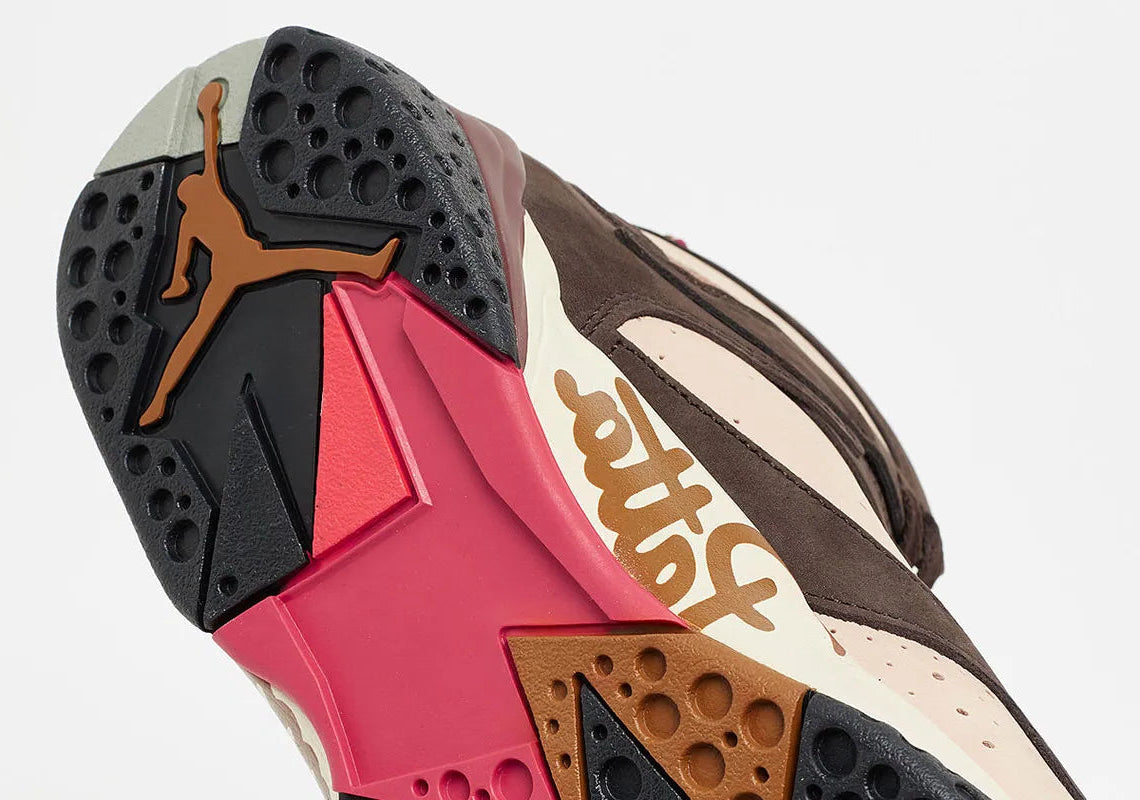 Air Jordan 7 Retro Patta Shimmer AT3375-200 en cuir et suède marron avec accents Tough Red, Jumpman brodé et branding Patta sur la semelle vue de dessous. 