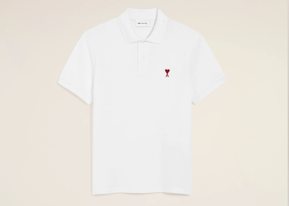 Polo AMI PARIS Blanc Cœur Rouge, polo blanc à manches courtes avec logo Ami de Cœur rouge sur la poitrine.