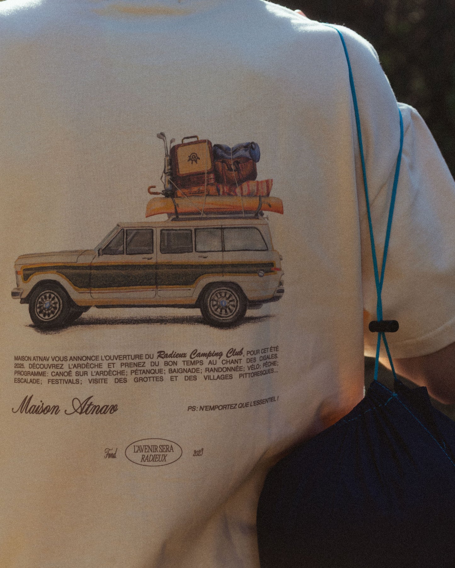 Tee-shirt Maison Atnav Voiture – t-shirt en coton premium avec imprimé graphique voiture en sérigraphie, vue de dos