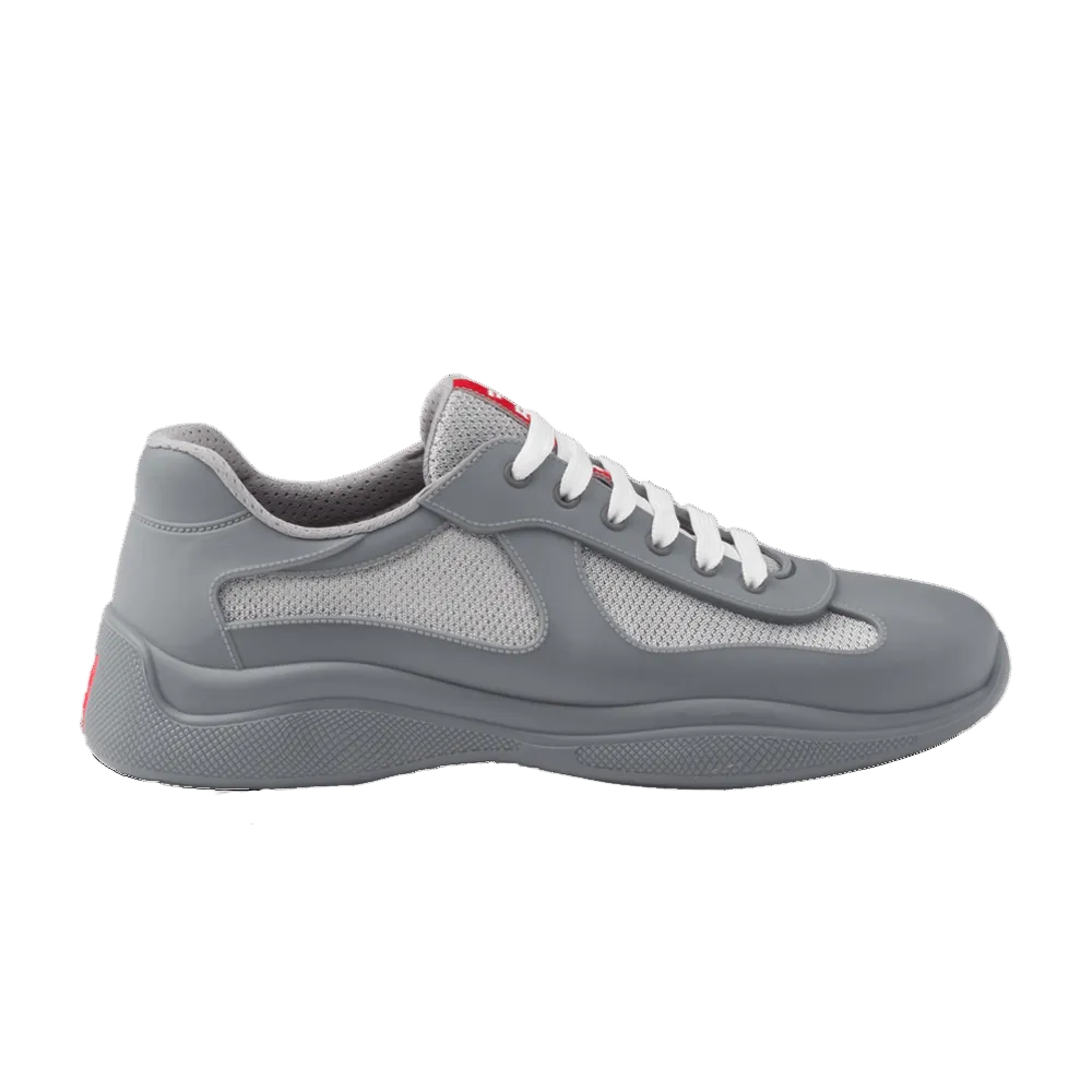 Prada America's Cup Soft Rubber Steel Gray avec tige en matières synthétiques techniques et caoutchouc souple gris acier, silhouette sportive et semelle en caoutchouc résistante.