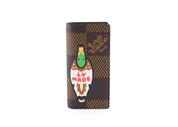 Louis Vuitton x Nigo Brazza Wallet Damier Ebene Giant Brown, portefeuille long Louis Vuitton marron avec motif Damier Ebene Giant signé Nigo.