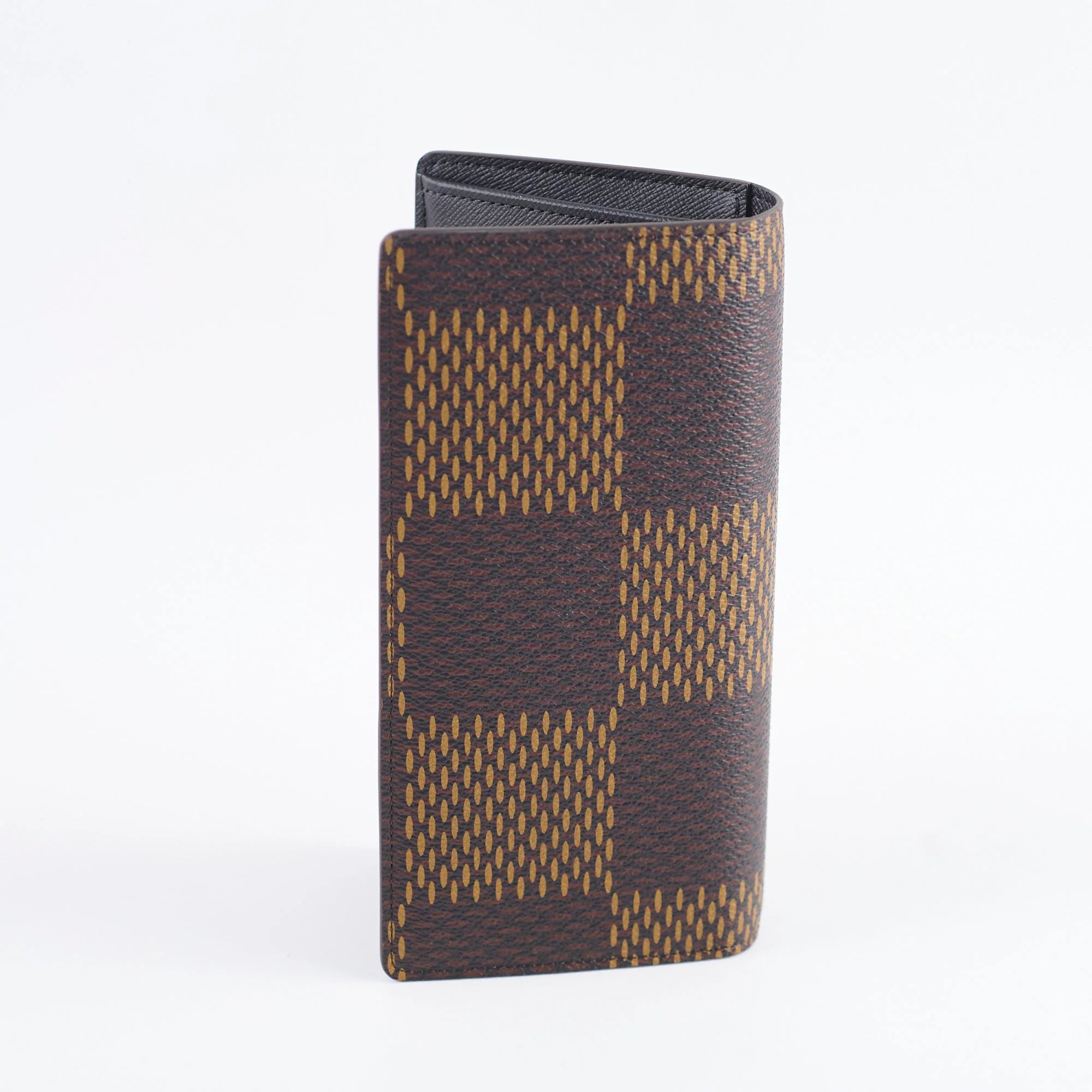 Louis Vuitton x Nigo Brazza Wallet Damier Ebene Giant Brown, portefeuille long Louis Vuitton marron avec motif Damier Ebene Giant signé Nigo.
