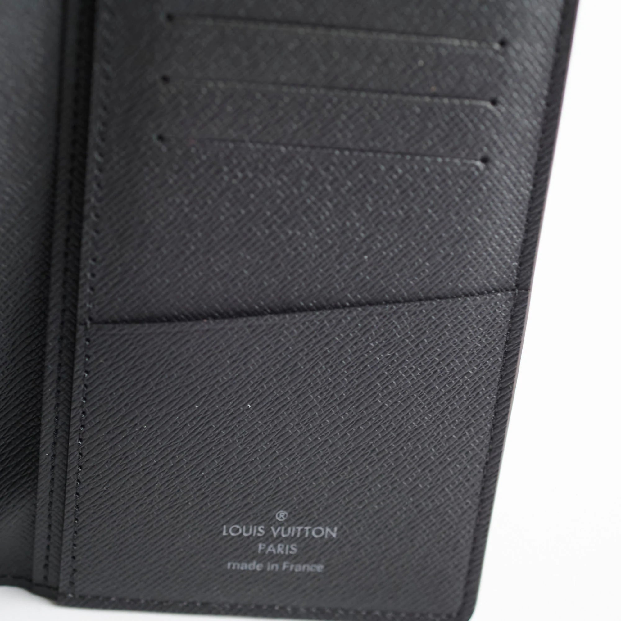 Louis Vuitton x Nigo Brazza Wallet Damier Ebene Giant Brown, portefeuille long Louis Vuitton marron avec motif Damier Ebene Giant signé Nigo.