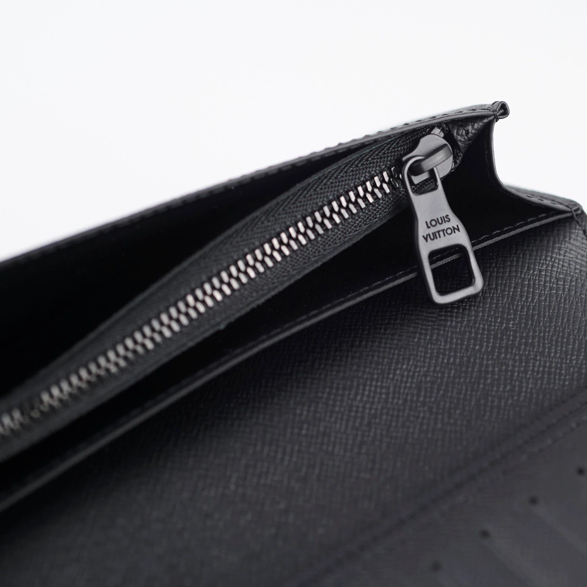 Louis Vuitton x Nigo Brazza Wallet Damier Ebene Giant Brown, portefeuille long Louis Vuitton marron avec motif Damier Ebene Giant signé Nigo.