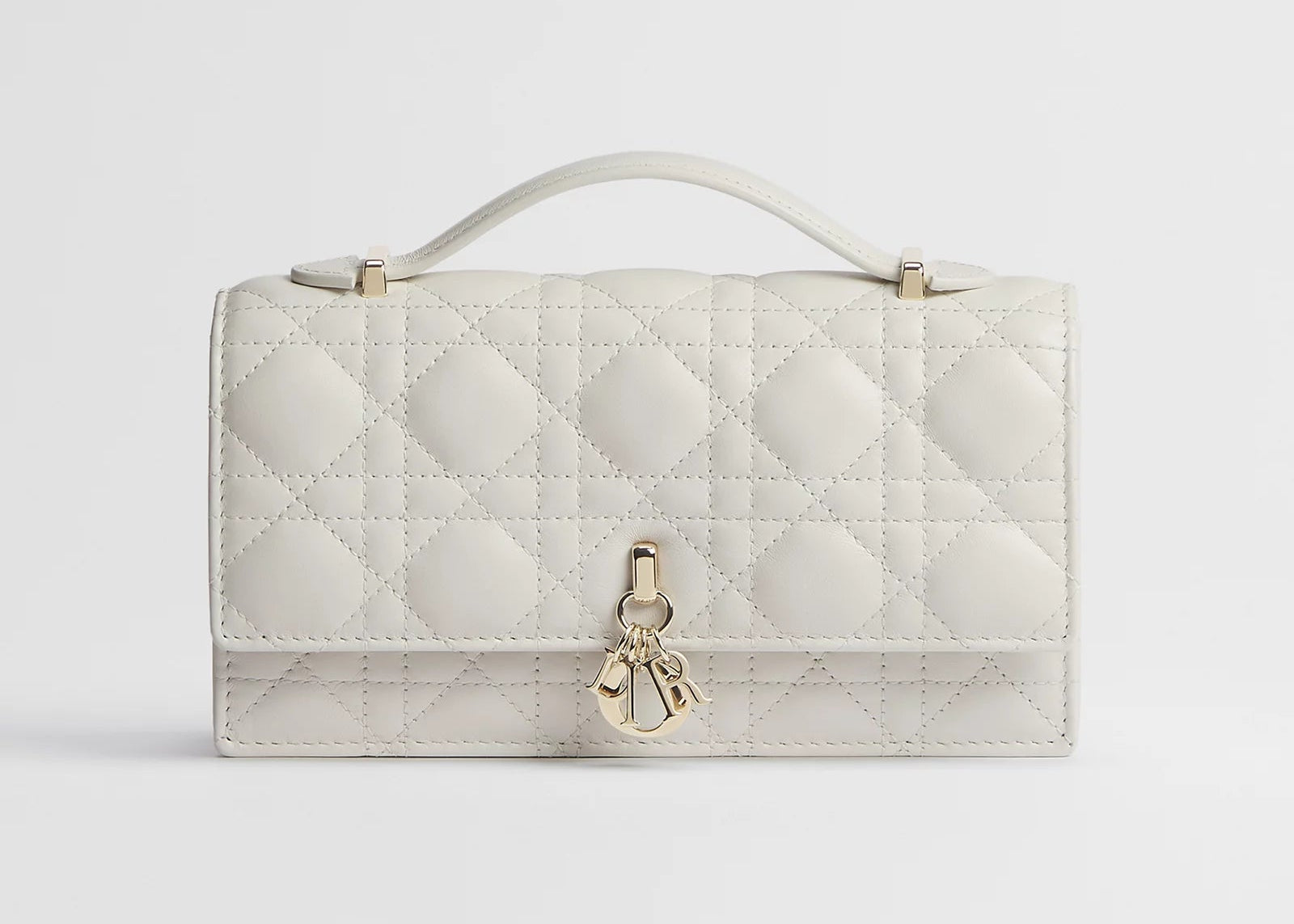 Dior My Dior Mini Cannage Lambskin Bag Latte, petit sac à rabat en cuir d'agneau blanc crème matelassé Cannage, charms D.I.O.R. et chaîne bijou.