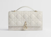 Dior My Dior Mini Cannage Lambskin Bag Latte, petit sac à rabat en cuir d'agneau blanc crème matelassé Cannage, charms D.I.O.R. et chaîne bijou.
