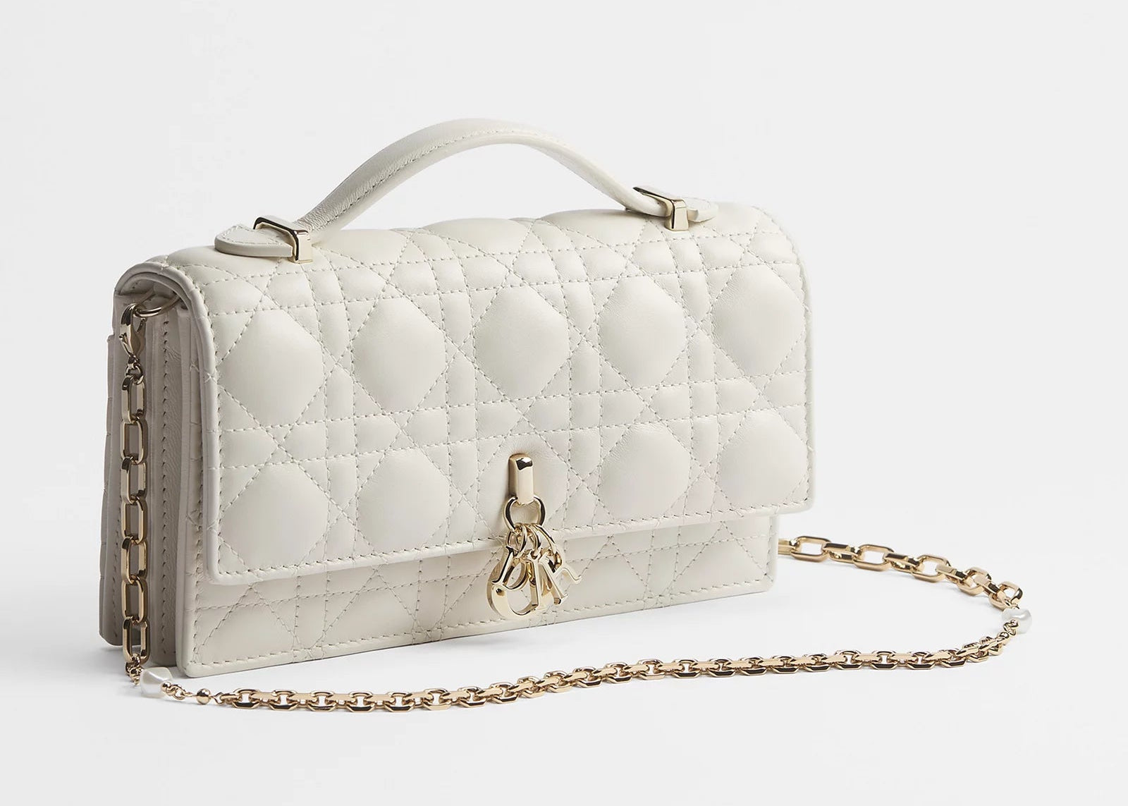 Dior My Dior Mini Cannage Lambskin Bag Latte, petit sac à rabat en cuir d'agneau blanc crème matelassé Cannage, charms D.I.O.R. et chaîne bijou.