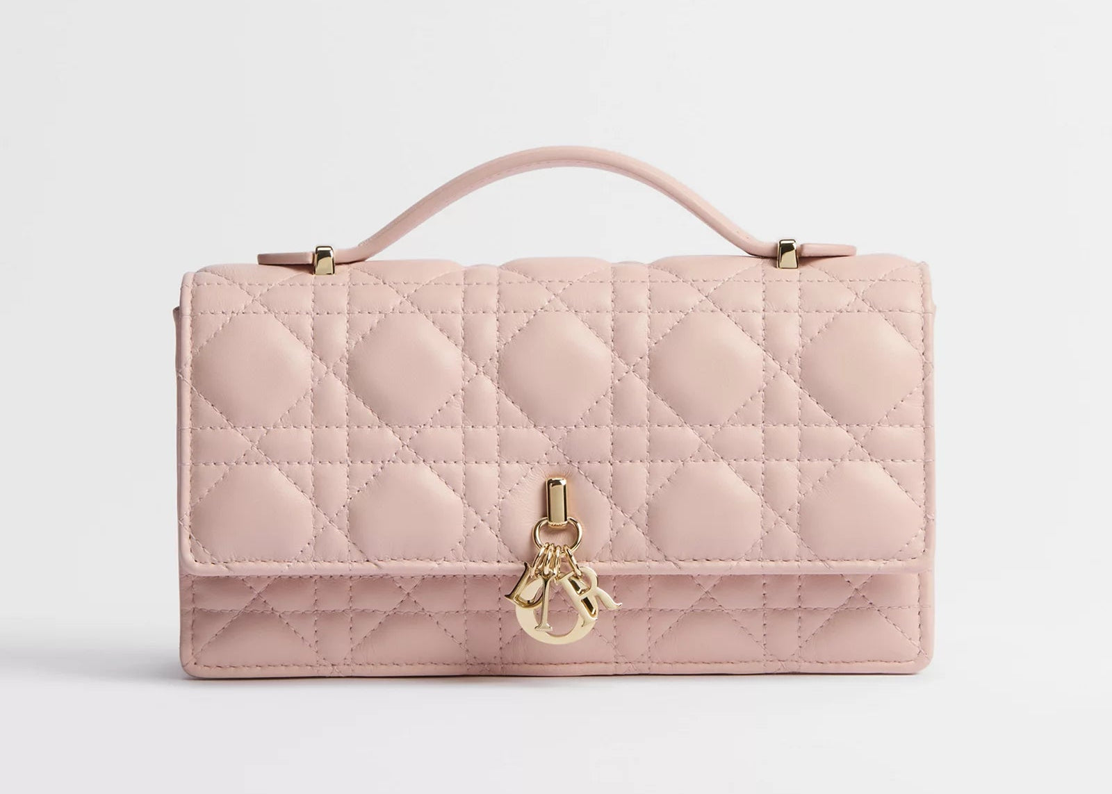 Dior My Dior Mini Cannage Lambskin Bag Powder Pink, sac rose poudré en cuir d'agneau matelassé Cannage avec charms D.I.O.R. et chaîne ornée de perles.