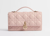 Dior My Dior Mini Cannage Lambskin Bag Powder Pink, sac rose poudré en cuir d'agneau matelassé Cannage avec charms D.I.O.R. et chaîne ornée de perles.