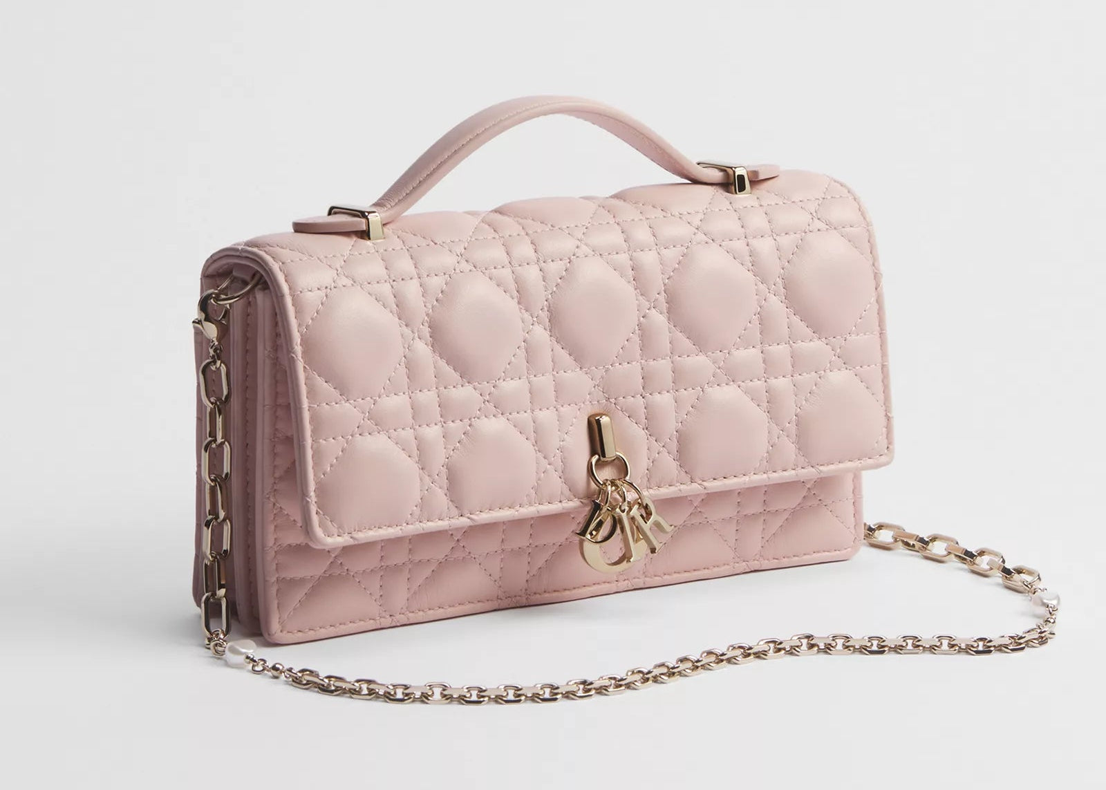 Dior My Dior Mini Cannage Lambskin Bag Powder Pink, sac rose poudré en cuir d'agneau matelassé Cannage avec charms D.I.O.R. et chaîne ornée de perles.