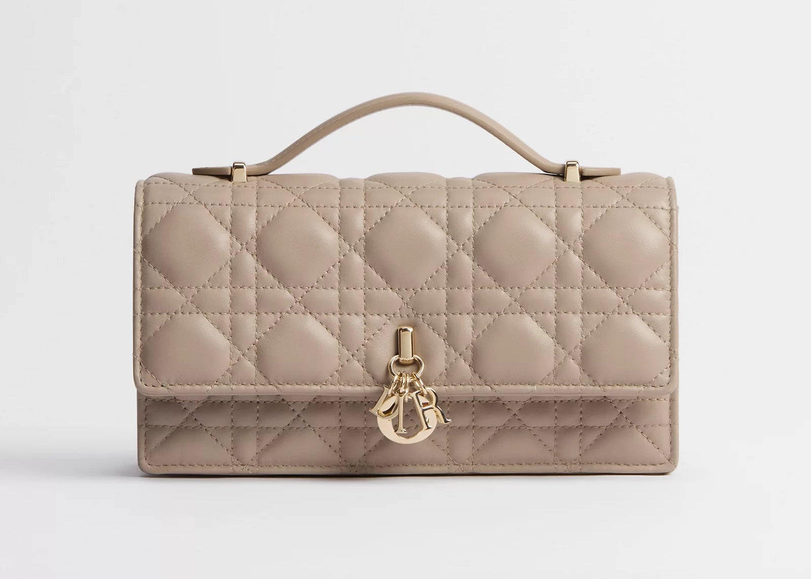 Dior My Dior Mini Cannage Lambskin Bag Powder Beige, sac à rabat en cuir d'agneau beige poudré matelassé, charms D.I.O.R. et chaîne bijou à perles.