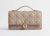 Dior My Dior Mini Cannage Lambskin Bag Powder Beige, sac à rabat en cuir d'agneau beige poudré matelassé, charms D.I.O.R. et chaîne bijou à perles.