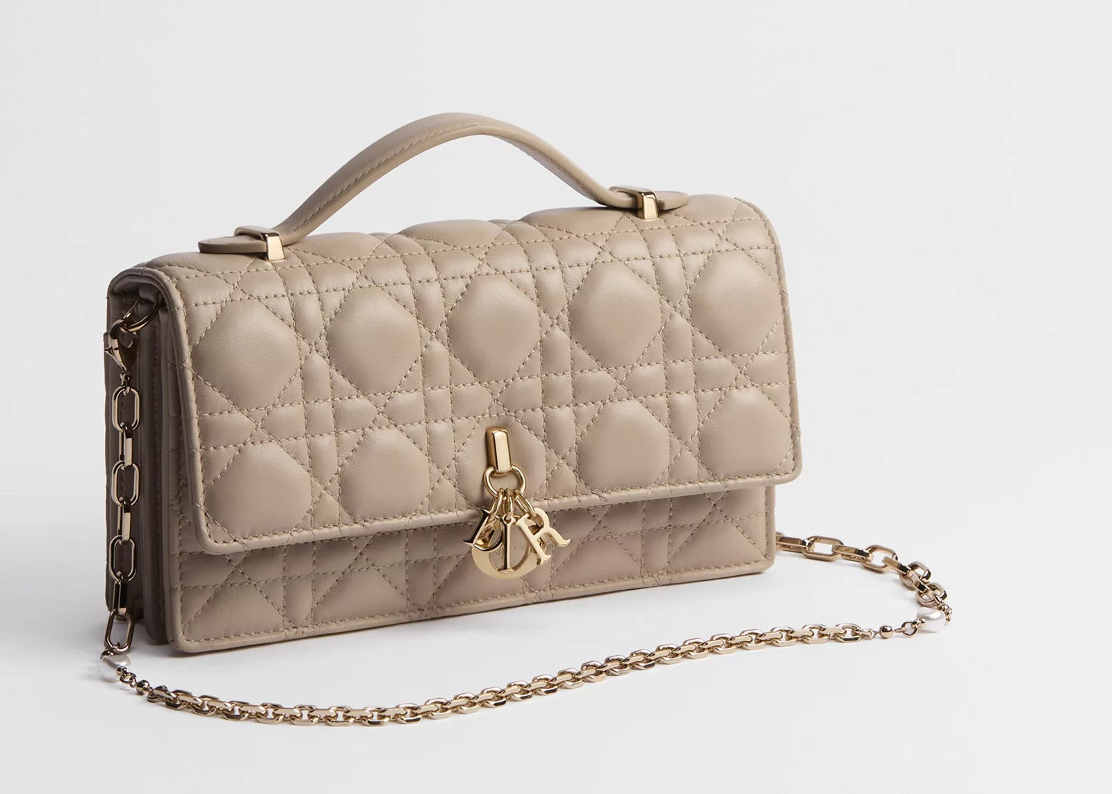 Dior My Dior Mini Cannage Lambskin Bag Powder Beige, sac à rabat en cuir d'agneau beige poudré matelassé, charms D.I.O.R. et chaîne bijou à perles.