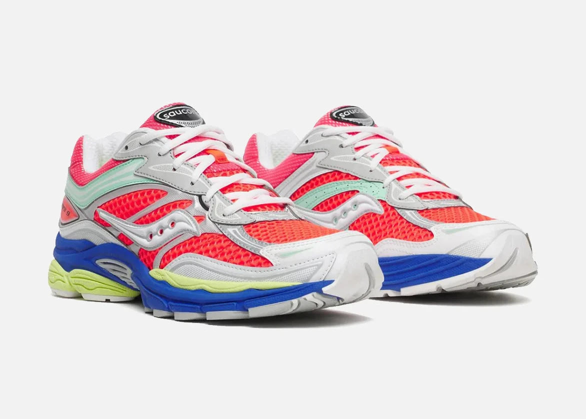 Saucony ProGrid Omni 9 ViZi Red Multi avec tige en mesh rouge respirant, empiècements synthétiques multicolores, amorti ProGrid et semelle extérieure en caoutchouc.