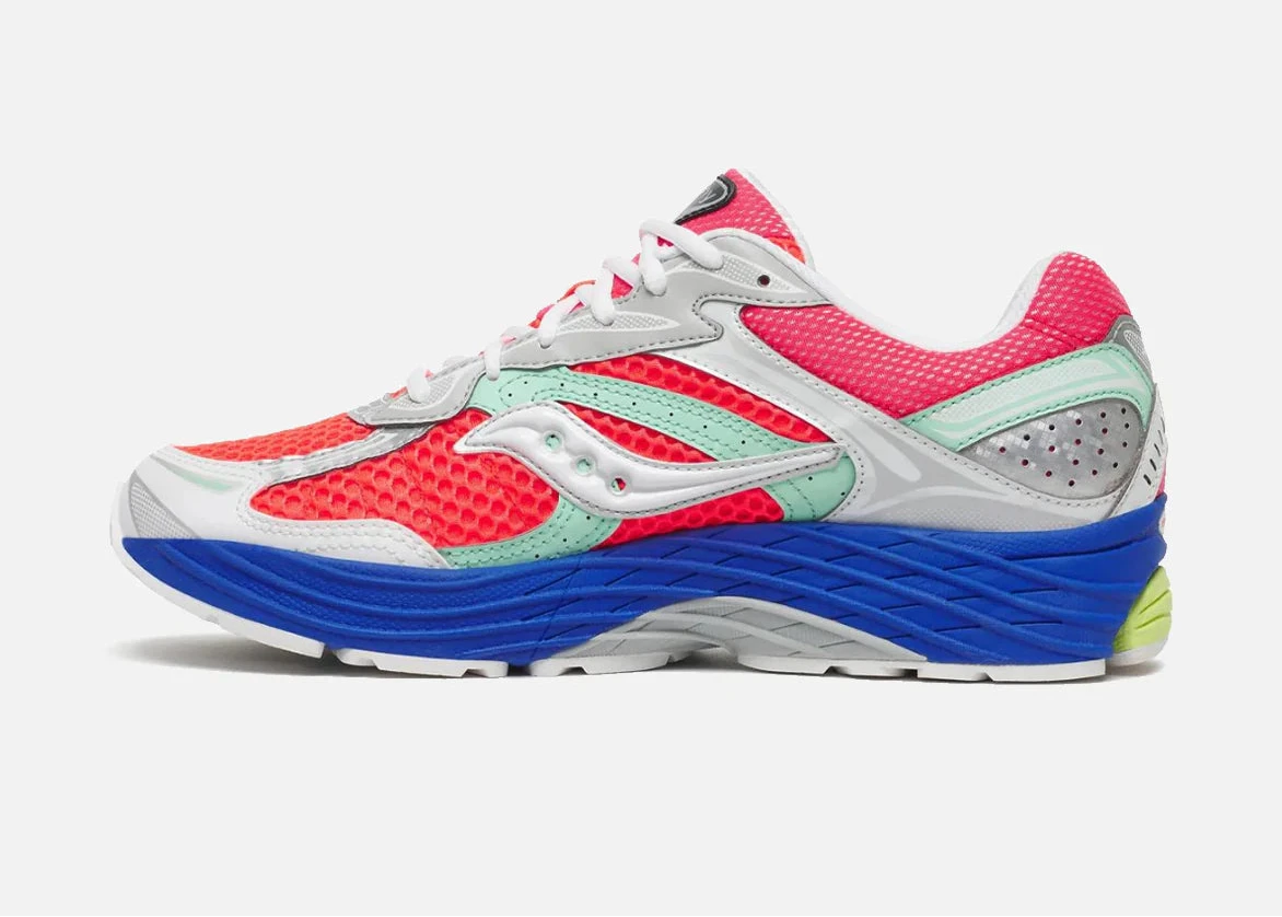 Saucony ProGrid Omni 9 ViZi Red Multi avec tige en mesh rouge respirant, empiècements synthétiques multicolores, amorti ProGrid et semelle extérieure en caoutchouc.