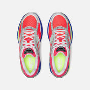 Saucony ProGrid Omni 9 ViZi Red Multi avec tige en mesh rouge respirant, empiècements synthétiques multicolores, amorti ProGrid et semelle extérieure en caoutchouc.