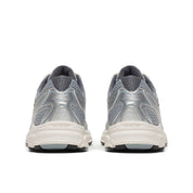 Saucony Grid Ride Millennium argentée avec superpositions chromées et amorti GRID rétro-tech. Vue arrière 