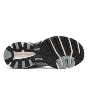 Saucony Grid Ride Millennium argentée avec superpositions chromées et amorti GRID rétro-tech. Vue de la semelle