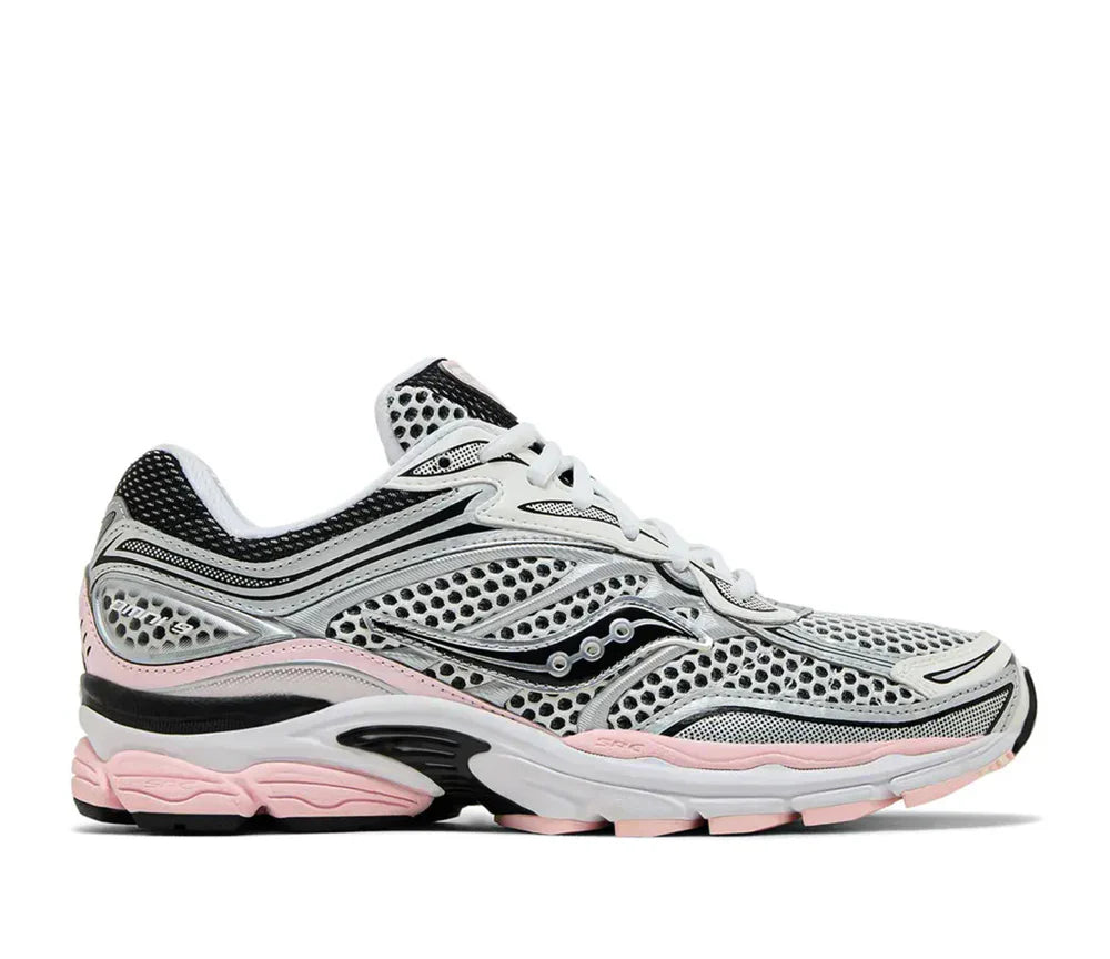Saucony ProGrid Omni 9 Silver Pink en mesh argenté avec détails roses et amorti ProGrid vue de profil. 