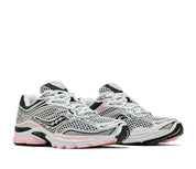 Saucony ProGrid Omni 9 Silver Pink en mesh argenté avec détails roses et amorti ProGrid vue de 3/4 face. 
